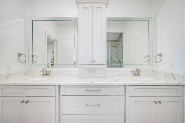 Building Photo - 7711 Antoine Dr