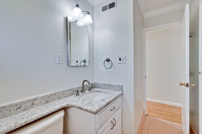 Building Photo - Charming & Refreshed Well-Maintained 4 Bed...