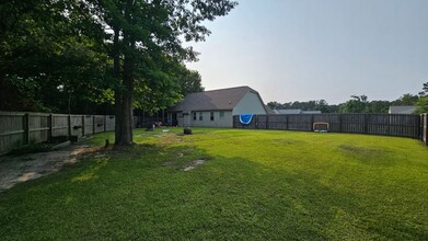 Building Photo - 3 BD 2 BA in Rockford Forest