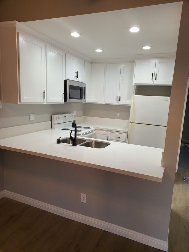 Building Photo - FASHION VALLEY HOME