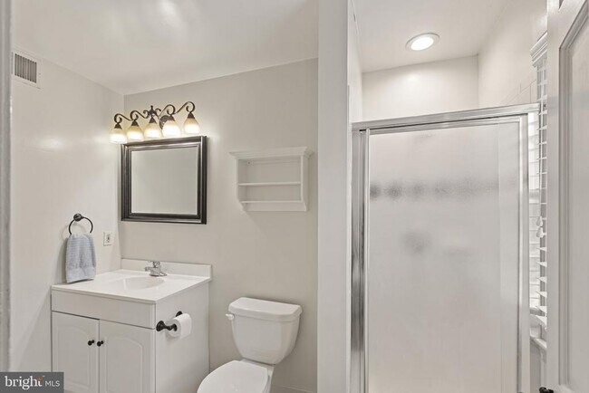 Building Photo - 810 Queen St