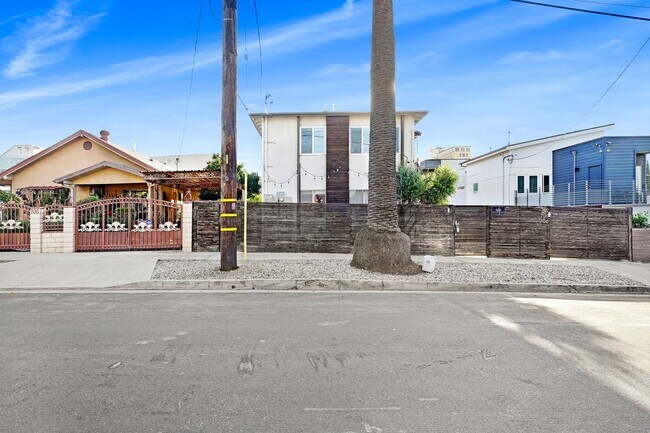 Building Photo - This upstairs 2 bed / 1 bath apartment in Echo Park is now available - Includes private parking a...