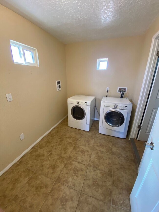 Building Photo - Beautiful 3 bedroom