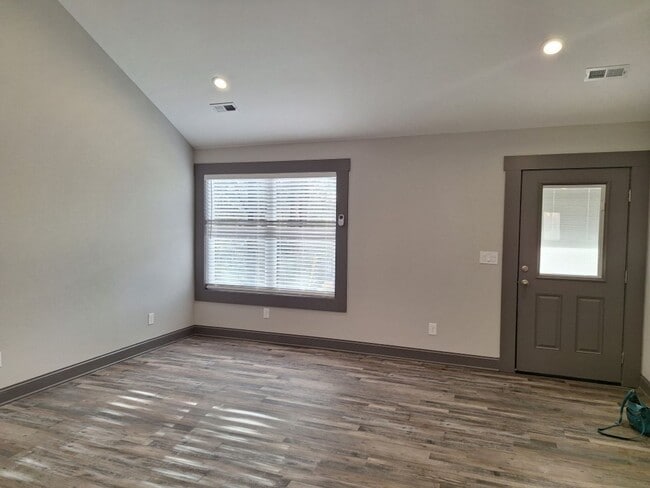 Building Photo - NEW DUPLEX Conveniently located to 40 West