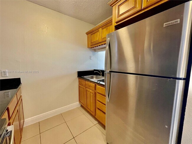 Building Photo - 2441 SW 31st Ave
