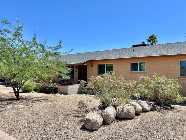 Building Photo - 6607 E Sheridan St