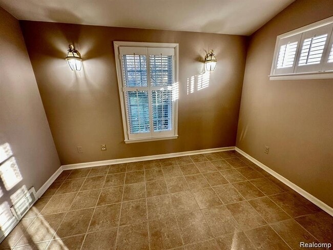 Building Photo - 4302 Sheridan Dr