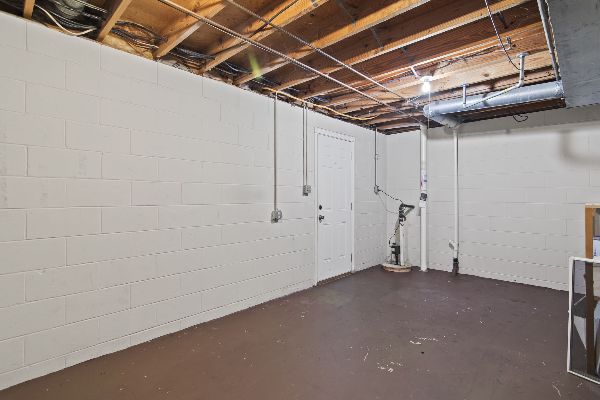 Building Photo - 204 Saxon Dr