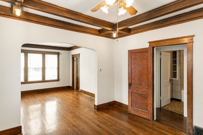 Building Photo - Available now!  517 S. 35th St.  4 Bedroom, 2 Bath Great Midtown location, 1 car garage.