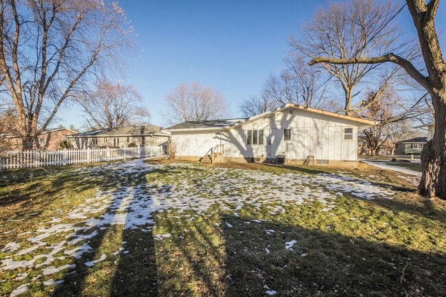 Building Photo - Spacious 3 Bedroom 1 Bathroom