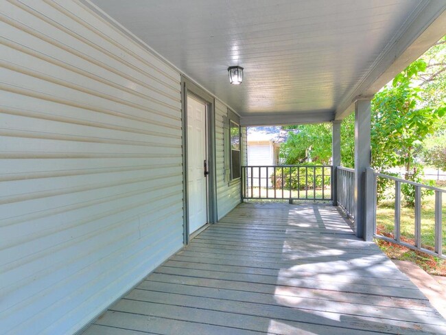 Building Photo - Adorable home in West Tulsa!