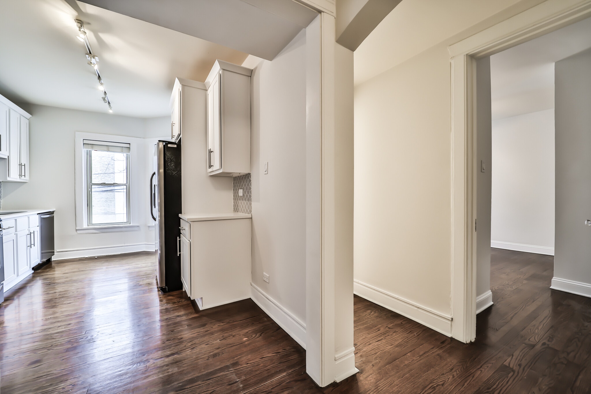 Building Photo - 734 W Waveland Ave