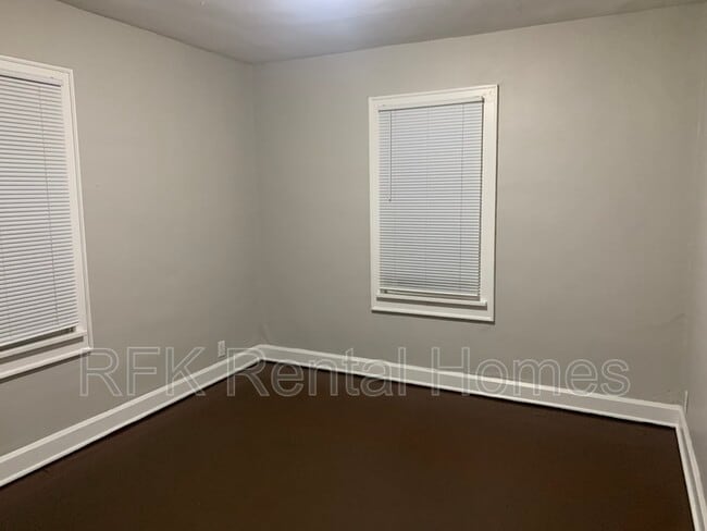 Building Photo - 527 N Bradley Ave