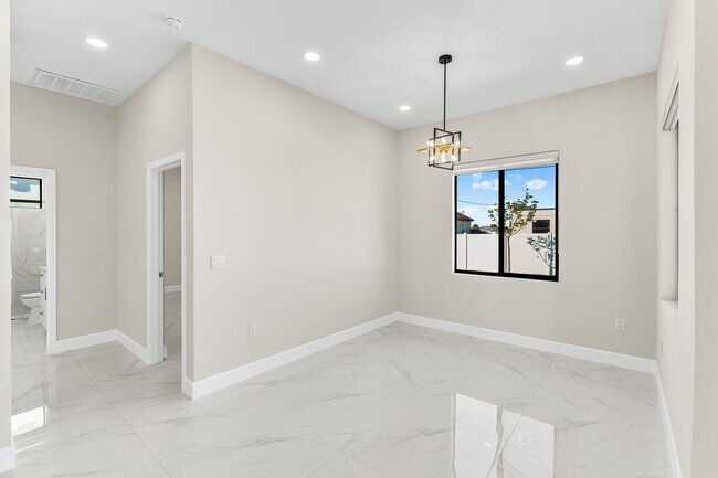 Building Photo - 2014 NE 9th Ave