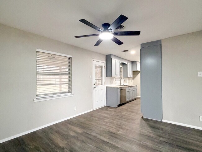 Building Photo - Modern Elegance Meets Suburban Comfort: Updated 3-Bed, 2-Bath Gem in Heart of Burleson