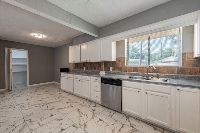Building Photo - 2511 Meadow Ln