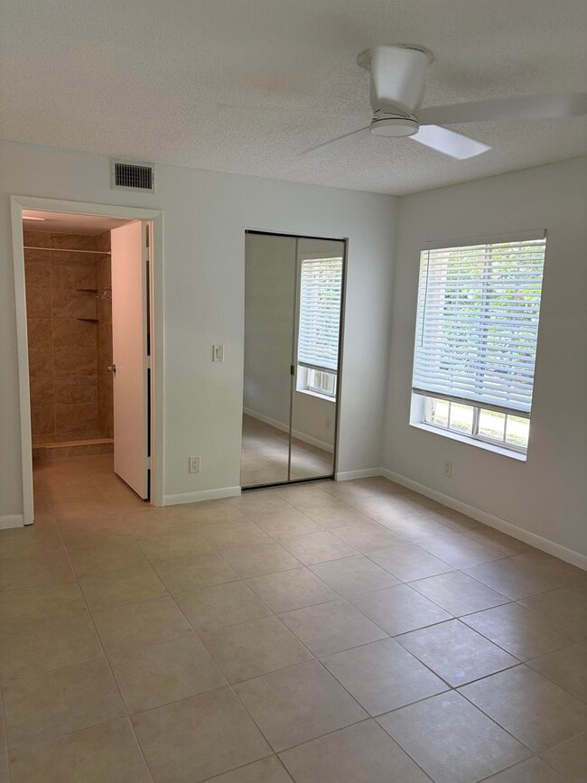 Building Photo - 13811 Oneida Dr