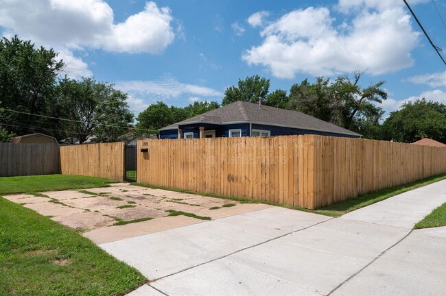 Building Photo - 1301 E Mount Vernon St