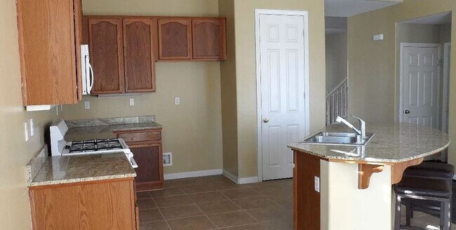 Building Photo - Lovely 4 Bed/3 Bath Home With A Bonus Room...