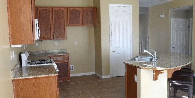 Building Photo - Lovely 5 Bed/3 Bath Home At Chapman Heights Community!