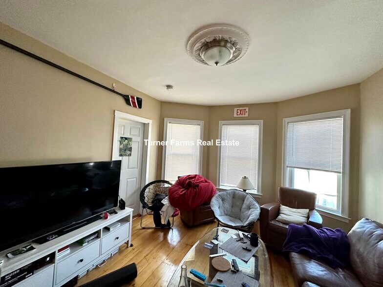 Building Photo - 44 Hillside St