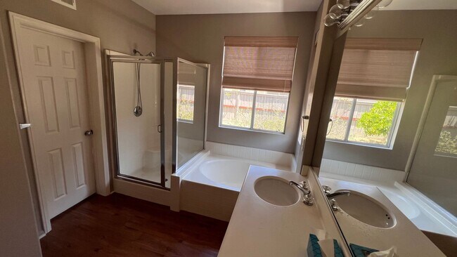 Building Photo - Beautiful home in gated community! Spaciou...