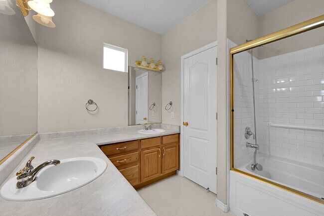 Building Photo - $2,095.00, 3-bed + Bonus room, 2.5 bath, l...