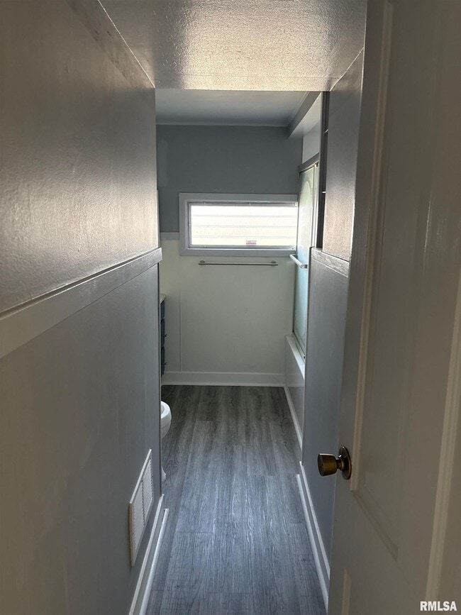 Building Photo - 901 NE Glen Oak Ave