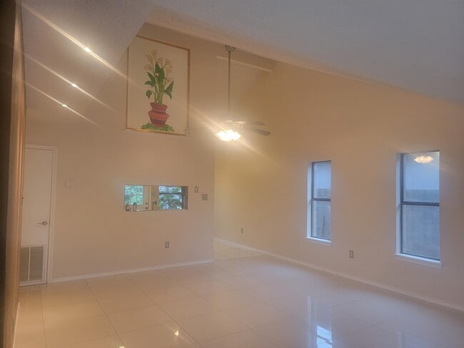 Building Photo - 702 Zebra Dr