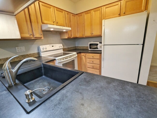 Building Photo - 2BD/1.5BA Twnhse Style Forestedge Condo on...