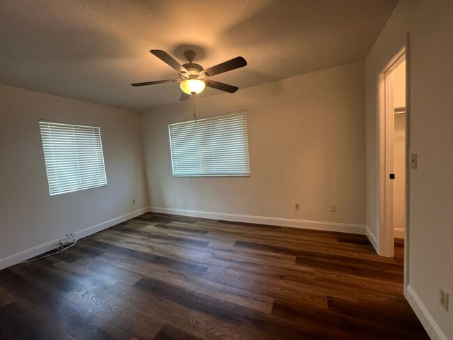 Building Photo - NEWLY 2/1.5 UPDATED Clearwater townhome/condo