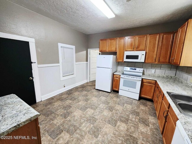Building Photo - 1470 E 13th St
