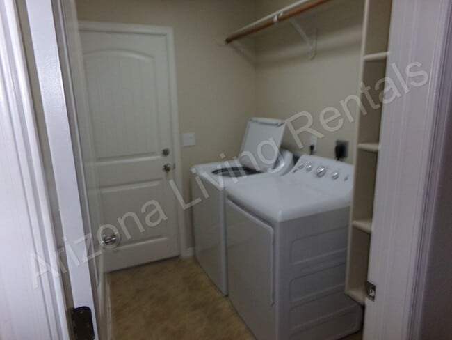 Building Photo - SUPER CLEAN 4 BEDROOM HOME