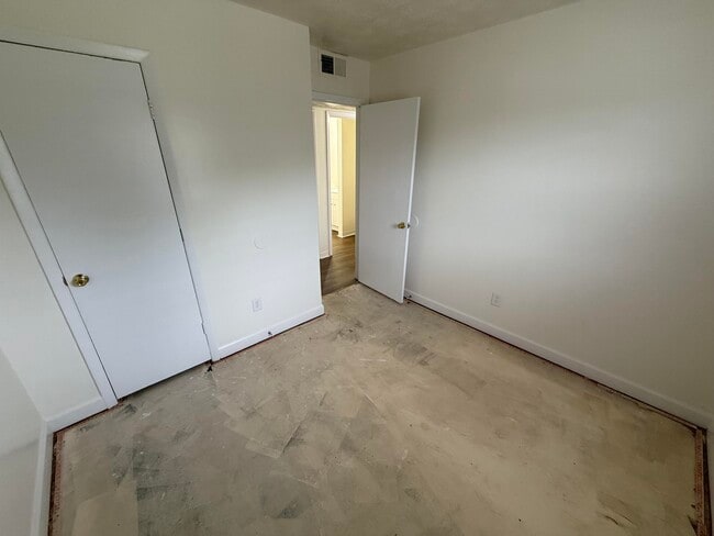 Building Photo - 1504 Thames Dr