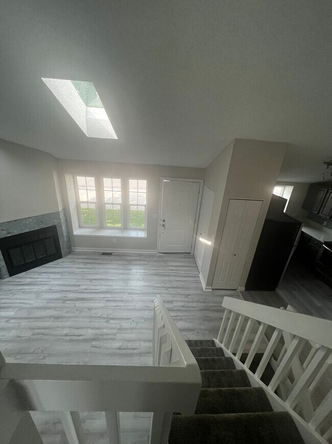 Building Photo - HALF OFF A MONTH'S RENT** -- Bright, Remod...
