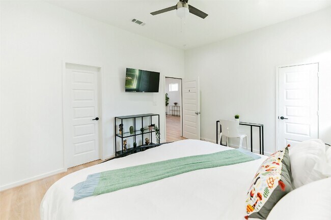 Building Photo - 4303 Chester St