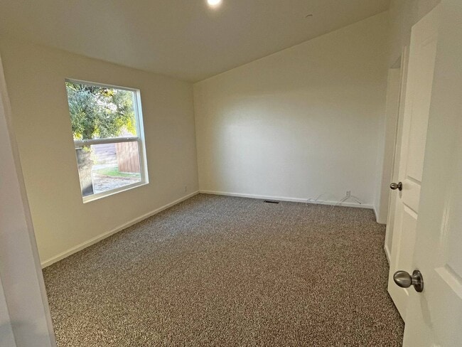 Building Photo - 21100 State St