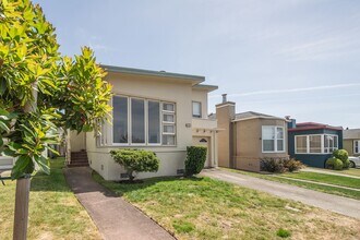 Building Photo - 3 Bed, 1.5 Westlake Detached Doelger Unfur...