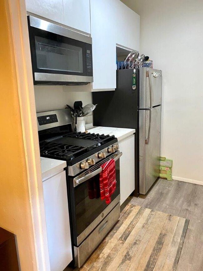 Building Photo - Upstairs 1 bedroom 1 bathroom apartment - ...