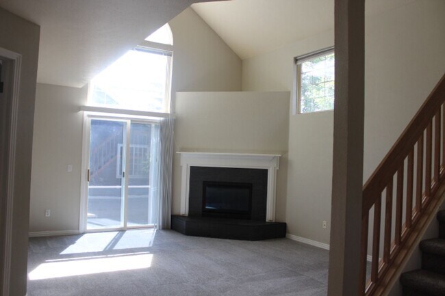 Building Photo - 2 BR/2 1/2 BA Townhouse in Gated Littleton...