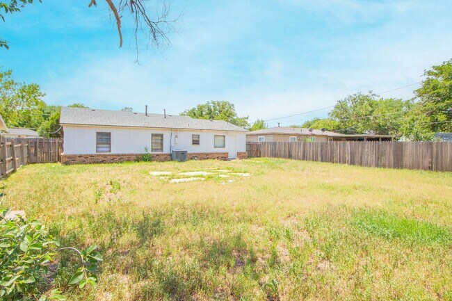 Building Photo - 3 bedroom 2 bathroom updated home for rent.