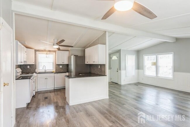 Building Photo - 21 Forest Dr