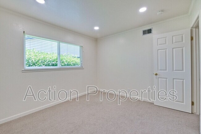 Building Photo - 1128 Kentwood Ave