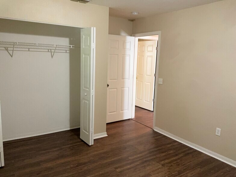 Building Photo - 2804 Spring Meadow Dr