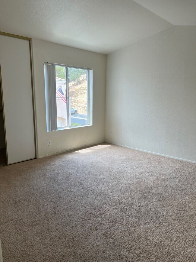 Building Photo - Wonderful 2 bedroom, 2 Bath Condo!  Single...