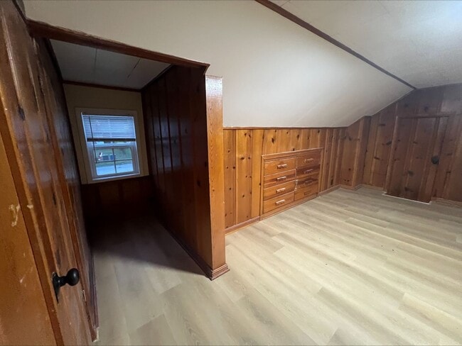 Building Photo - Gorgeous Fully Renovated 4 bedroom 1 bath ...