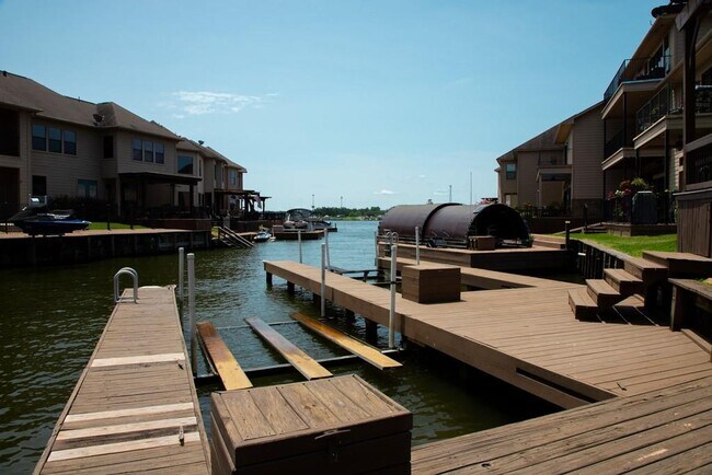 Building Photo - 360 Old Aqua Landing W