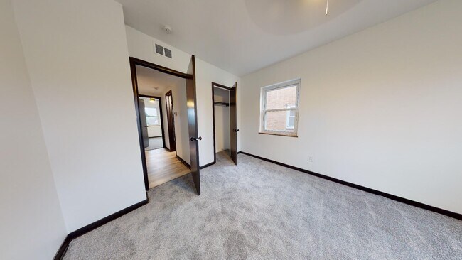 Building Photo - Parma - 2 Bedroom - 3rd Floor Unit
