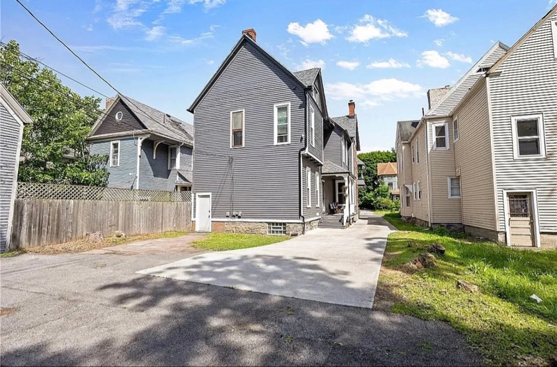 Building Photo - 469 Alexander St