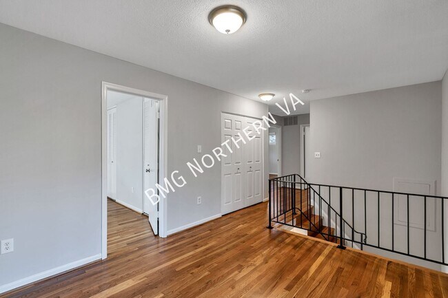 Building Photo - 5207 Gainsborough Dr